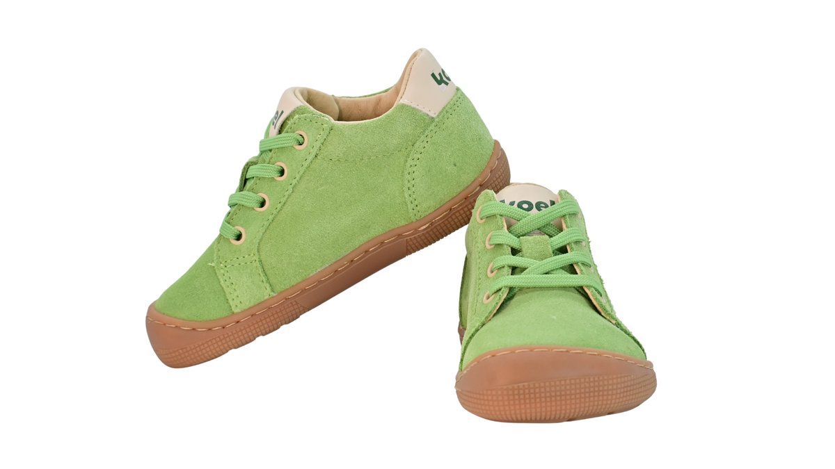 Barfußschuh für Kinder, geschlossene Zehenpartie, geschlossener Fersenbereich, Schnürung, seitliche Streifen, flache Sohle, Seiten- und Vorderansicht als Paar