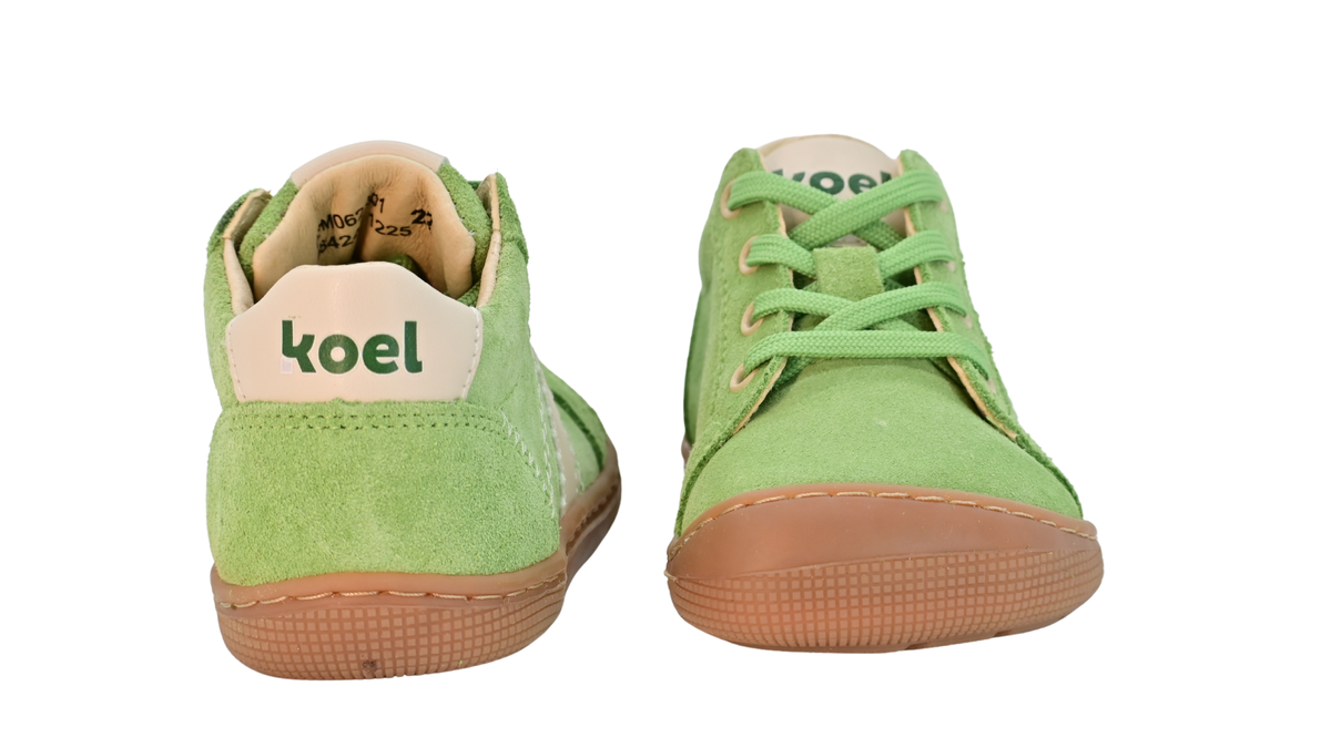 Barfußschuh für Kinder, geschlossene Zehenpartie, geschlossener Fersenbereich, Schnürung, seitliche Streifen, flache Sohle, Rück- und Vorderansicht als Paar