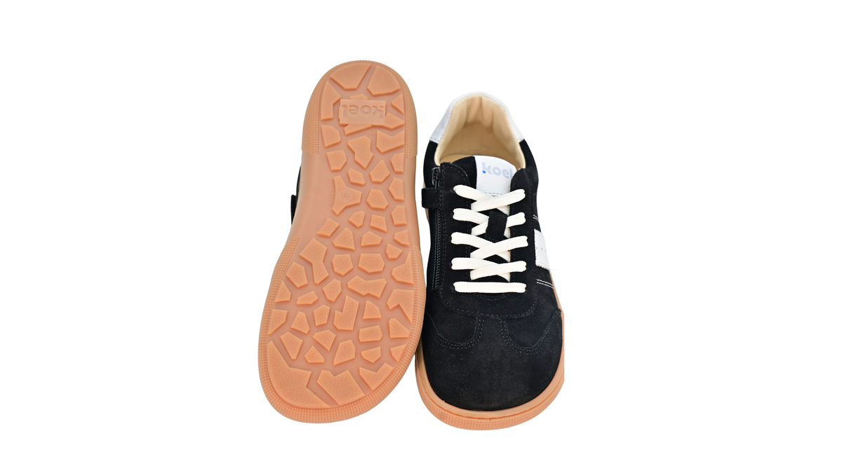 Barfußschuh für Teenager, geschlossene Zehenpartie, geschlossener Fersenbereich, Schnürung, seitliche Streifen mit Perforation, flache Sohle, Ansicht von unten und Draufsicht, Paar