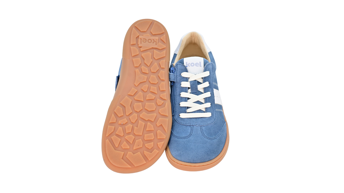 Barfußschuh für Teenager, geschlossene Zehenpartie, geschlossener Fersenbereich, Schnürung, seitliche Streifen mit Perforation, flache Sohle, Ansicht von unten und Draufsicht, Paar