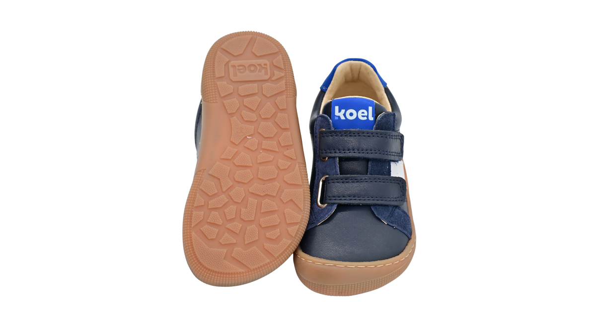 Barfußschuh für Kinder, geschlossene Zehenpartie, geschlossener Fersenbereich, zwei Klettverschlüsse, seitliche Streifen, flache Sohle, Ansicht von unten und Draufsicht, Paar
