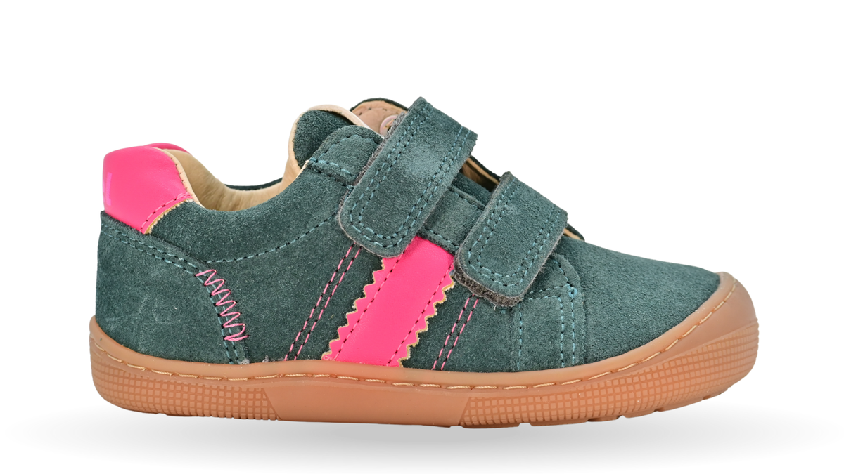 Barfußschuh für Kinder, geschlossene Zehenpartie, geschlossener Fersenbereich, zwei Klettverschlüsse, seitliche Streifen, flache Sohle, Seitenansicht außen