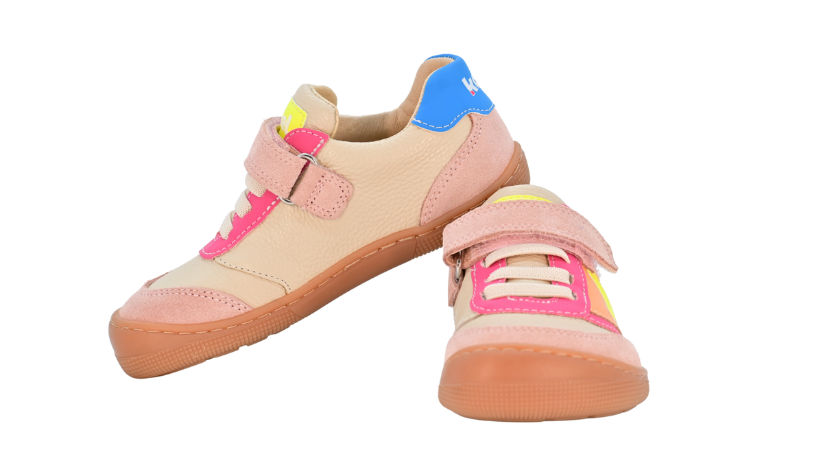 Barfußschuh für Kinder, geschlossene Zehenpartie, geschlossener Fersenbereich, Schnürung, Klettverschluss, seitliche Applikation in Sternform, flache Sohle, Seiten- und Vorderansicht, Paar