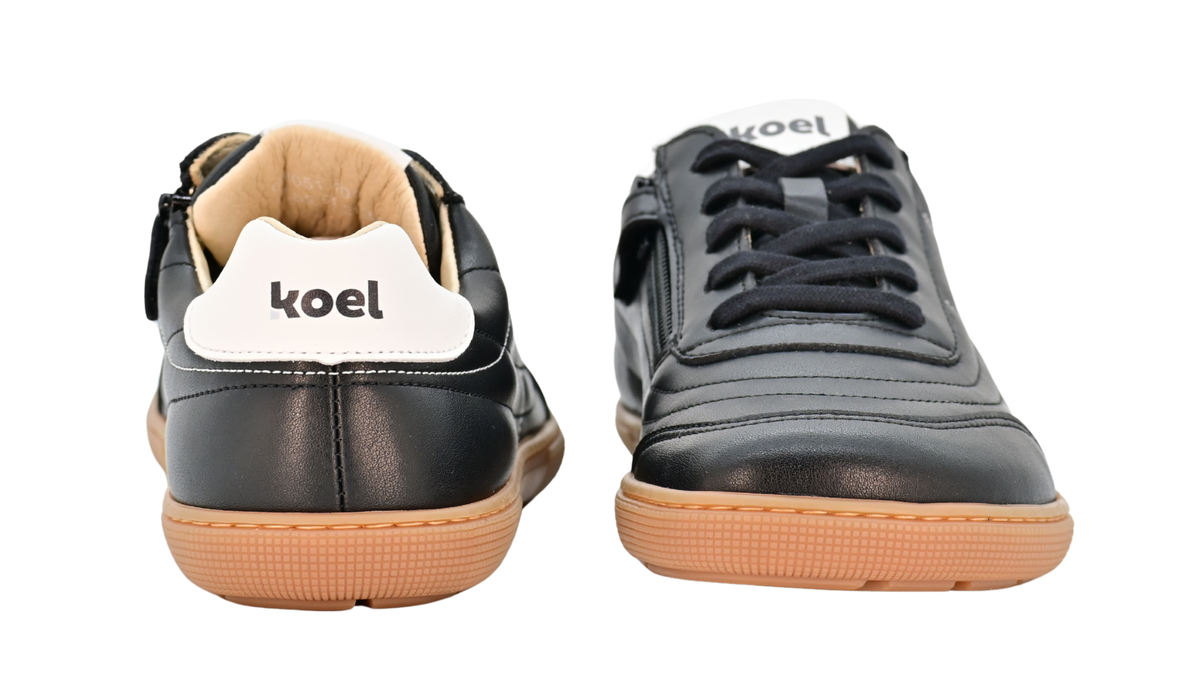 Barfußschuh für Jugendliche, geschlossene Zehenpartie, geschlossener Fersenbereich, Schnürung, Ziernähte im Seitenbereich, flache Sohle, Rück- und Vorderansicht, Paar