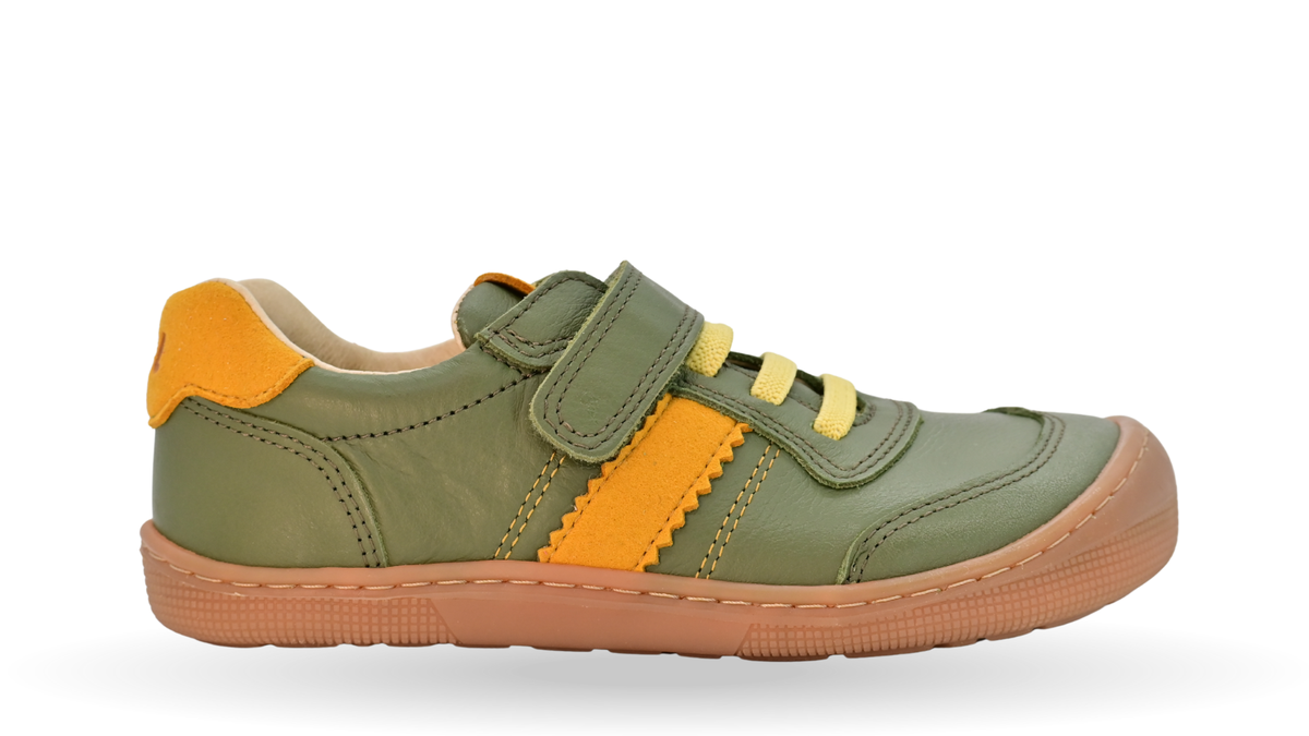 Barfußschuh für Kinder, geschlossene Zehenpartie, geschlossener Fersenbereich, Schnürung, Klettverschluss, seitliche Streifen, flache Sohle, Seitenansicht außen