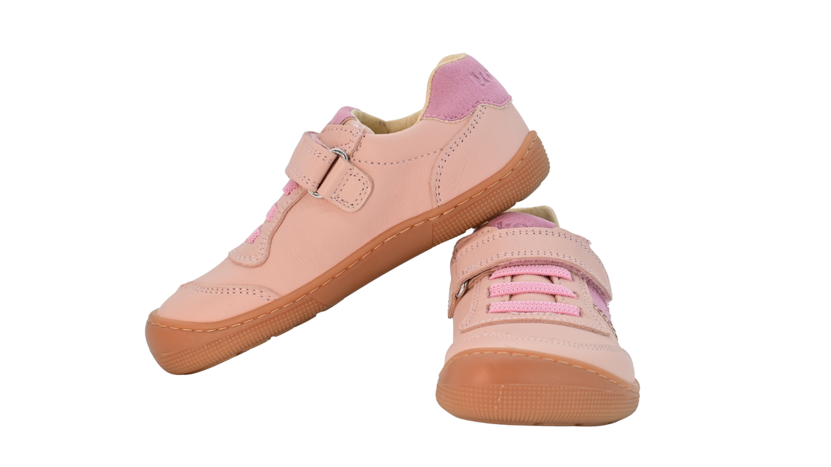 Barfußschuh für Kinder, geschlossene Zehenpartie, geschlossener Fersenbereich, Schnürung, Klettverschluss, seitliche Streifen, flache Sohle, Draufsicht und Seitenansicht als Paar
