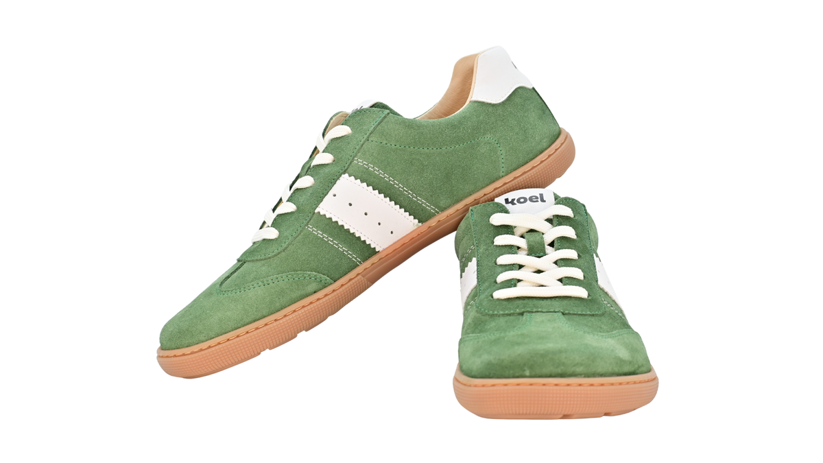 Barfußschuh für Erwachsene, geschlossene Zehenpartie, geschlossener Fersenbereich, Schnürung, seitliche Streifen mit Perforation, flache Sohle, Seiten- und Vorderansicht als Paar