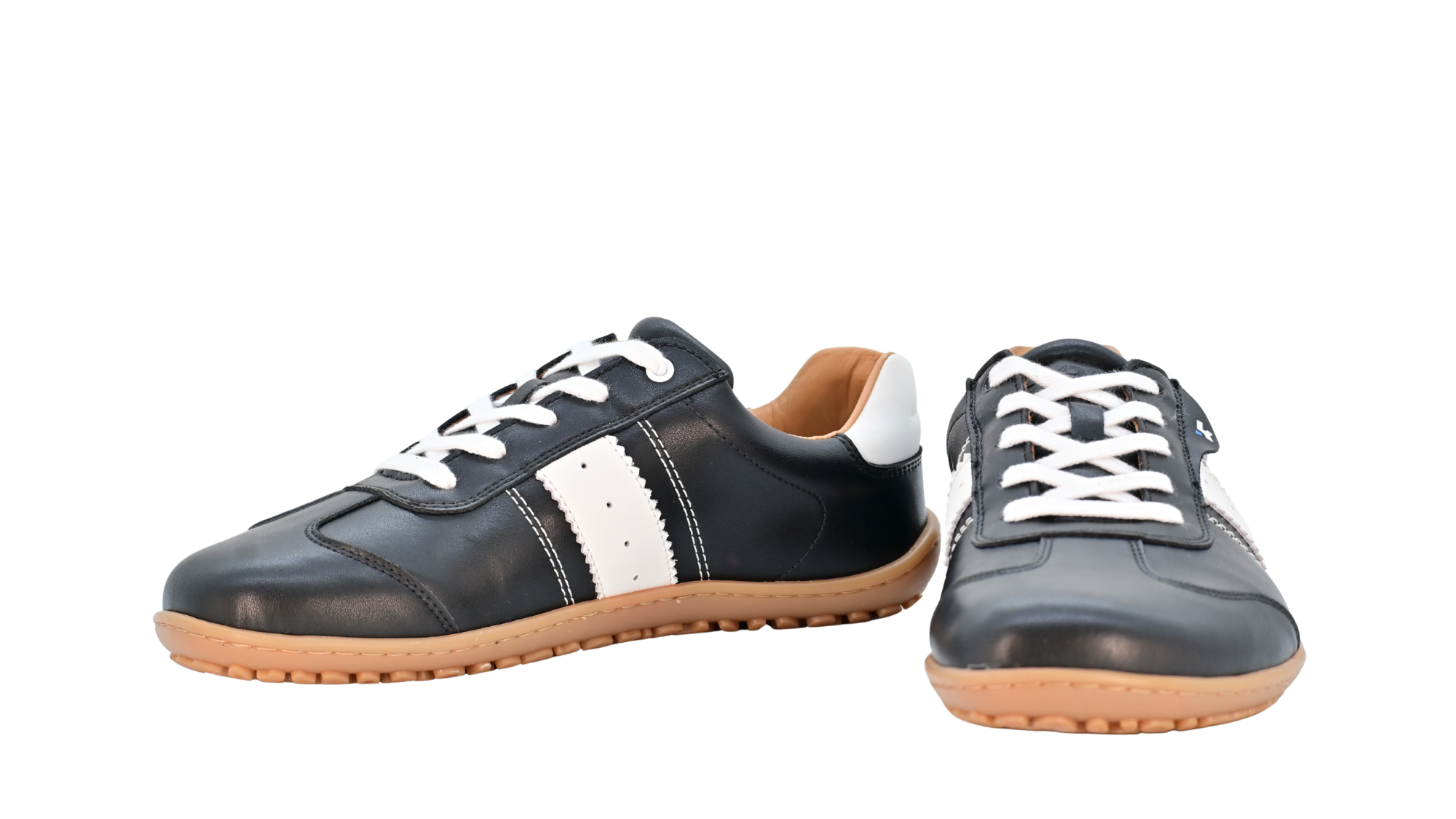Barfußschuh für Erwachsene, geschlossene Zehenpartie, geschlossener Fersenbereich, Schnürung, seitlicher Streifen mit Perforation, flache Sohle, Seitenansicht und Vorderansicht, Paar