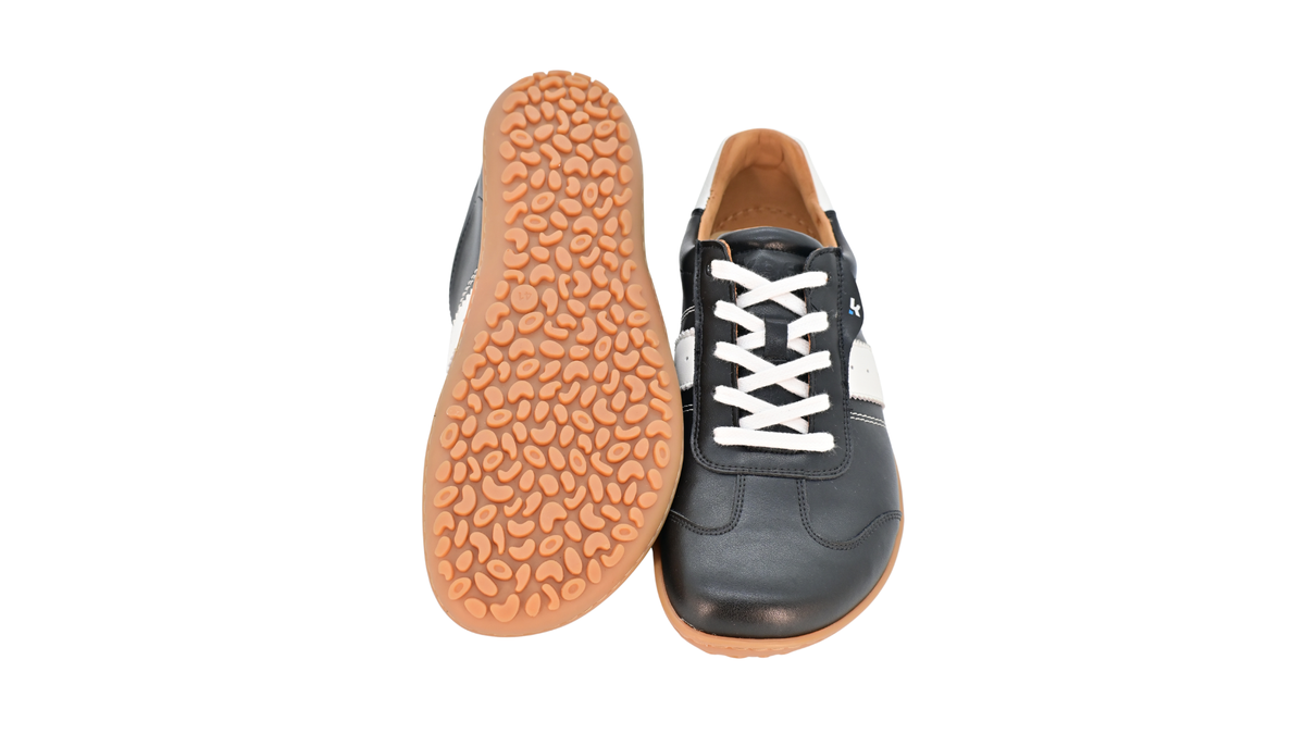 Barfußschuh für Erwachsene, geschlossene Zehenpartie, geschlossener Fersenbereich, Schnürung, seitlicher Streifen mit Perforation, flache Sohle, Ansicht von unten und Draufsicht, Paar