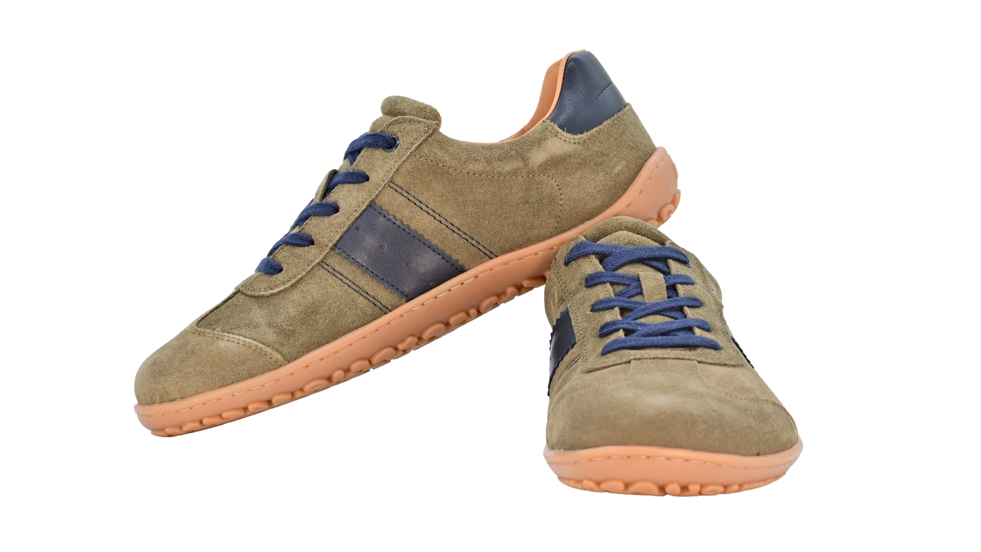 Barfußschuh für Erwachsene, geschlossene Zehenpartie, geschlossener Fersenbereich, Schnürung, seitlicher Streifen mit Perforation, flache Sohle, Seiten- und Vorderansicht, Paar