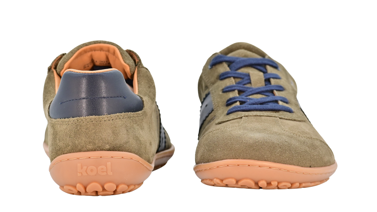 Barfußschuh für Erwachsene, geschlossene Zehenpartie, geschlossener Fersenbereich, Schnürung, seitlicher Streifen mit Perforation, flache Sohle, Vorder- und Rückansicht, Paar