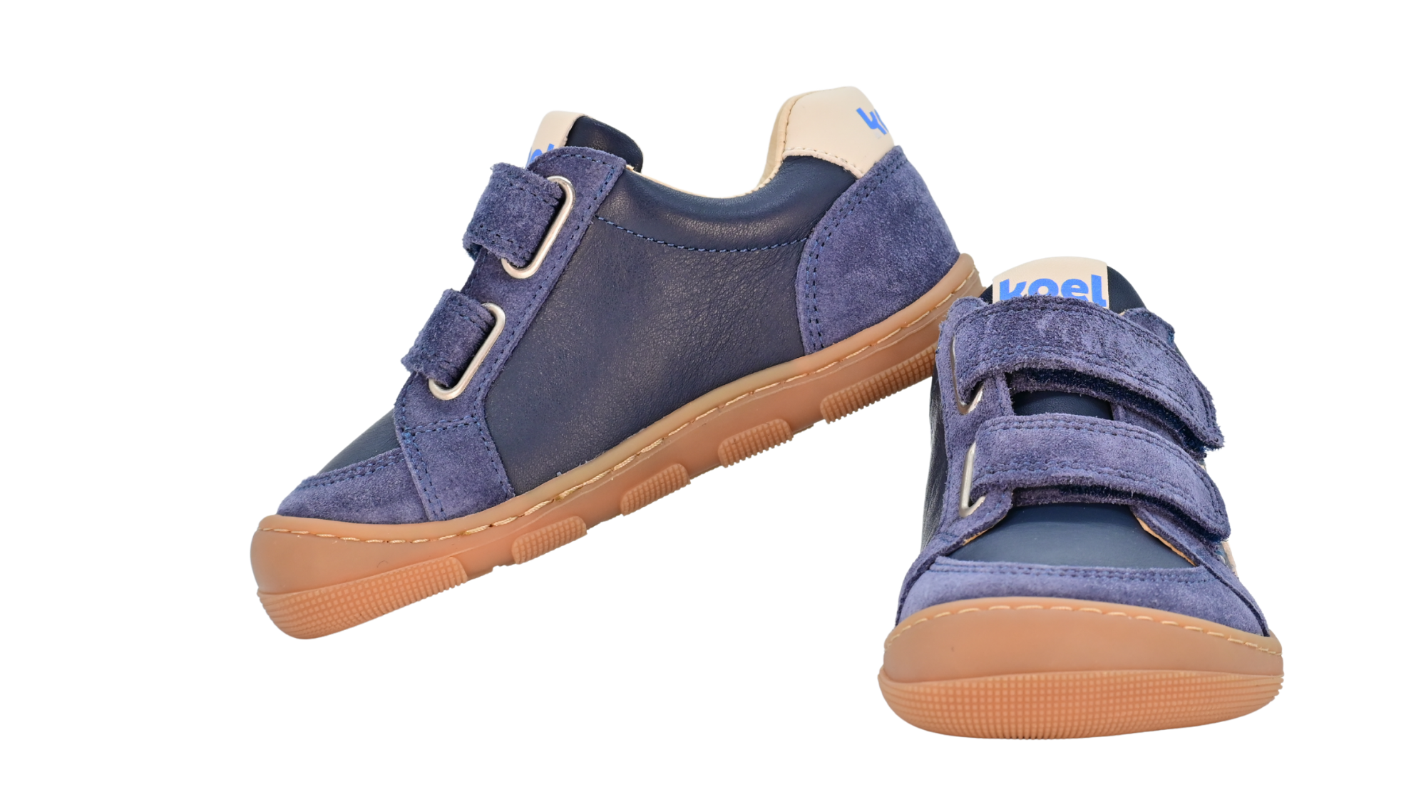 Barfußschuh für Kinder, geschlossene Zehenpartie, geschlossener Fersenbereich, zwei Klettverschlüsse, seitliche Streifen, Ziernähte im Seitenbereich, flache Sohle, Seiten- und Vorderansicht, Paar