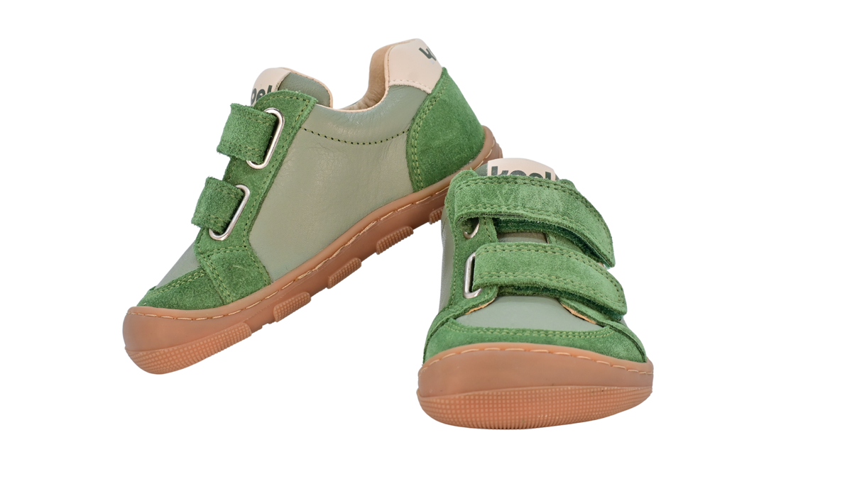 Barfußschuh für Kinder, geschlossene Zehenpartie, geschlossener Fersenbereich, zwei Klettverschlüsse, seitliche Streifen, Ziernähte im Seitenbereich, flache Sohle, Seiten- und Vorderansicht, Paar