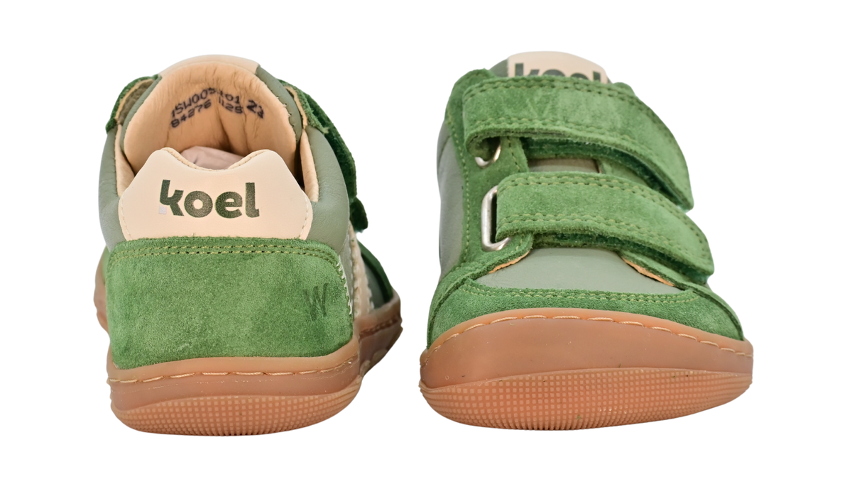 Barfußschuh für Kinder, geschlossene Zehenpartie, geschlossener Fersenbereich, zwei Klettverschlüsse, seitliche Streifen, Ziernähte im Seitenbereich, flache Sohle, Rück- und Vorderansicht, Paar
