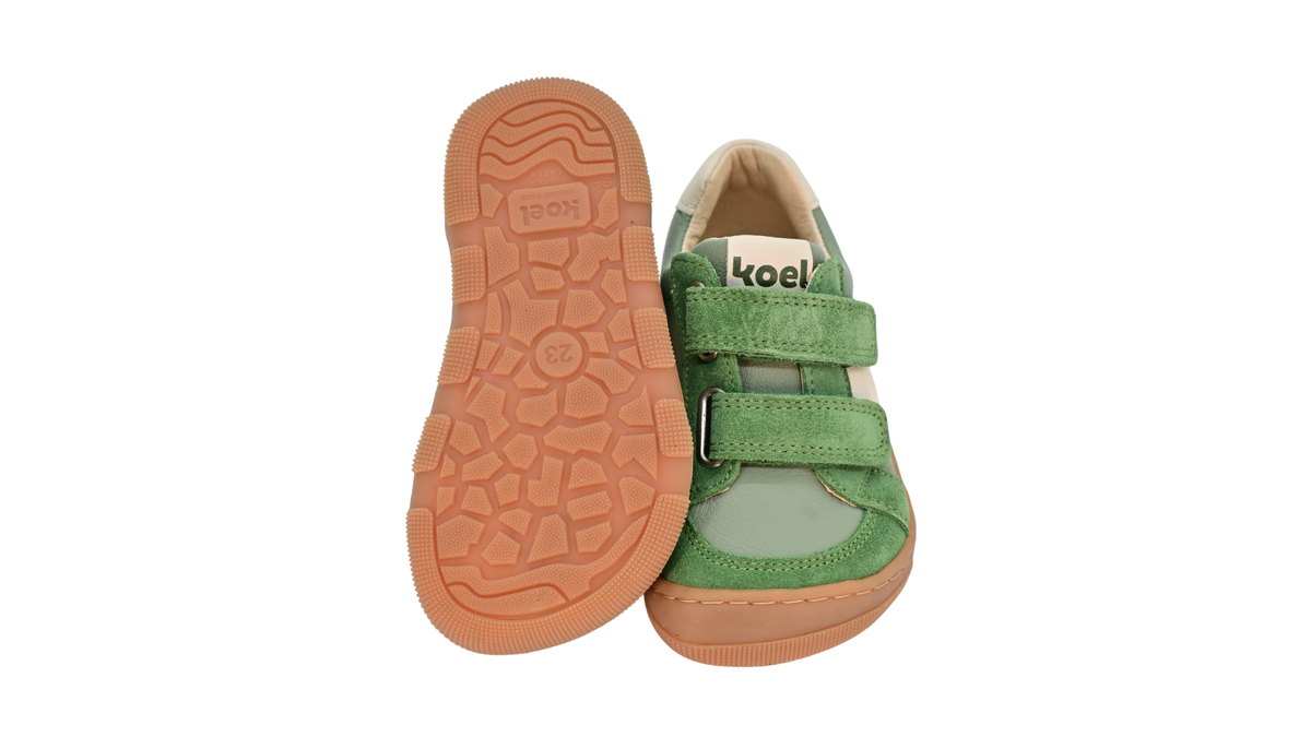 Barfußschuh für Kinder, geschlossene Zehenpartie, geschlossener Fersenbereich, zwei Klettverschlüsse, seitliche Streifen, Ziernähte im Seitenbereich, flache Sohle, Ansicht von unten und Draufsicht, Paar