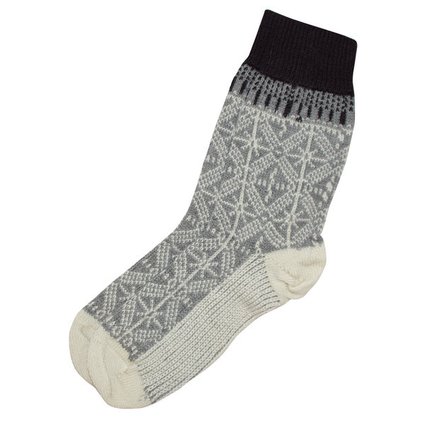 Socken ohne separate Zehen, wadenhoher Schaft, elastischer Bund, gemustertes Schaftteil, verstärkter Fersen- und Zehenbereich, Seitenansicht außen
