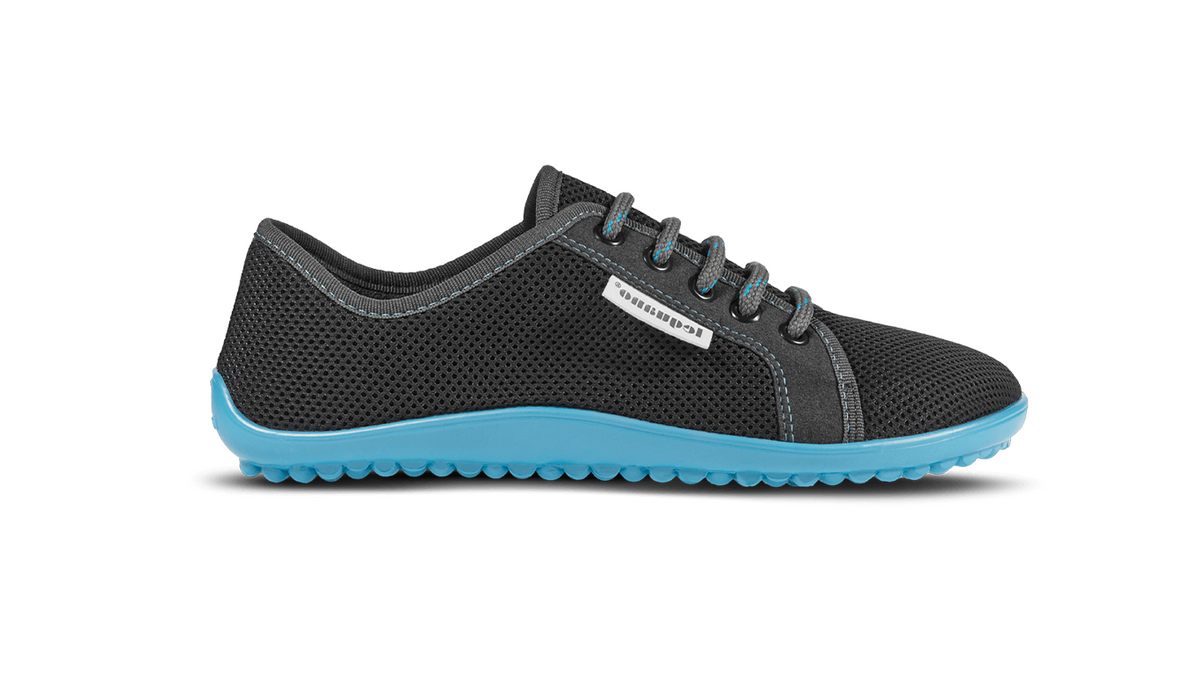 Barfußschuh mit Schnürsenkeln, geschlossener Zehenbox und geschlossenem Fersenbereich, flexible profilierte Sohle, Seitenansicht außen