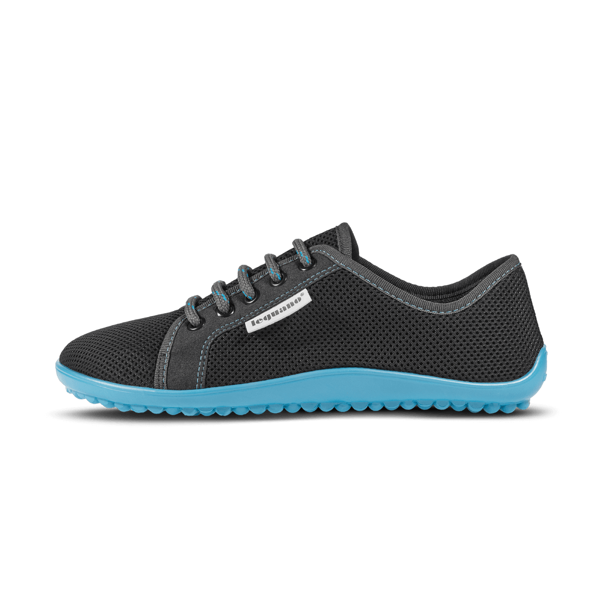 Barfußschuh mit Schnürsenkeln, geschlossener Zehenbox und geschlossenem Fersenbereich, flexible profilierte Sohle, Seitenansicht