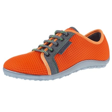 Barfußschuh mit Schnürsenkeln, geschlossener Zehenbox und geschlossenem Fersenbereich, flexible profilierte Sohle, schräge Vorderansicht