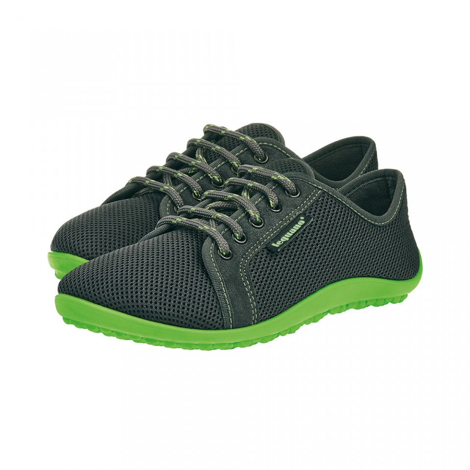 Barfußschuh mit Schnürsenkeln, geschlossener Zehenbox und geschlossenem Fersenbereich, flexible profilierte Sohle, schräge Vorderansicht als Paar