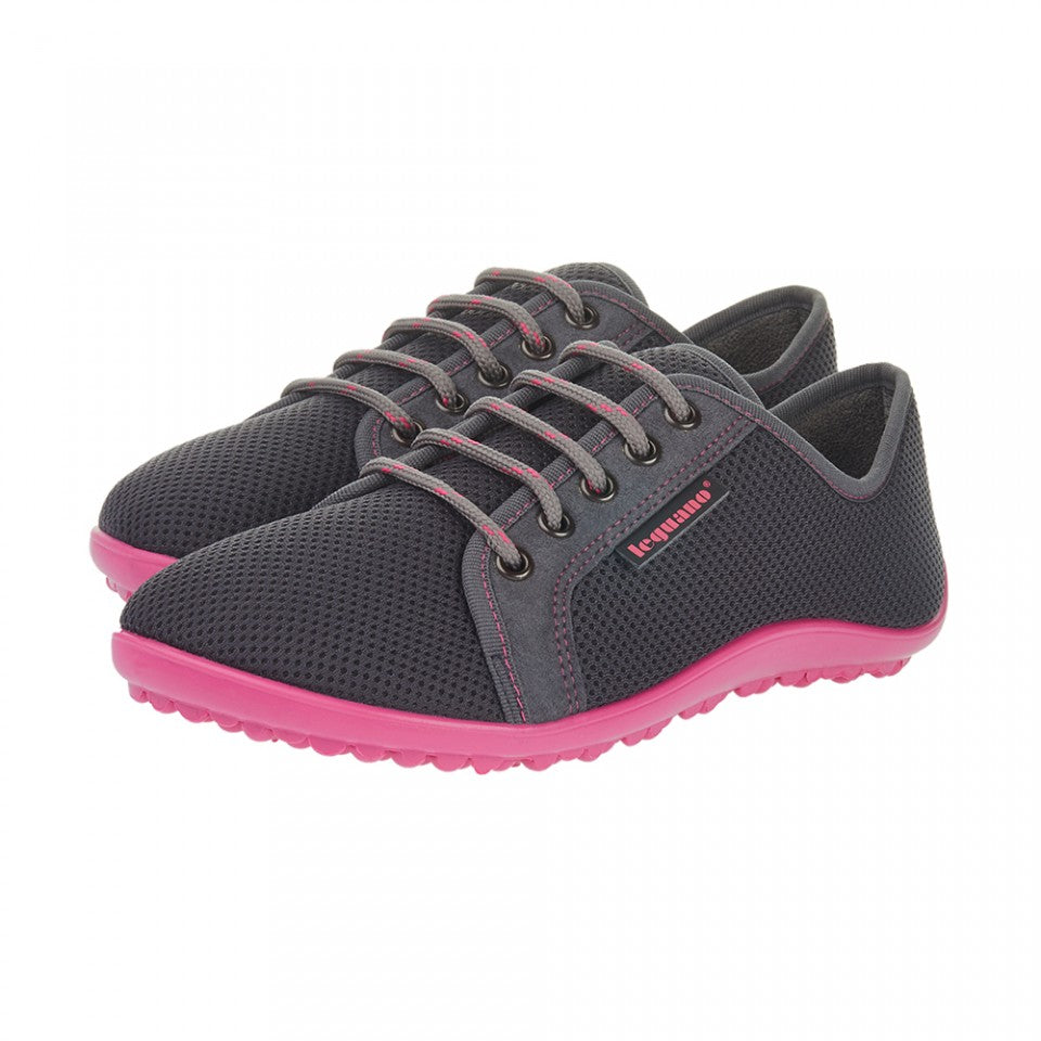 Barfußschuh mit Schnürsenkeln, geschlossener Zehenbox und geschlossenem Fersenbereich, flexible profilierte Sohle, schräge Vorderansicht als Paar