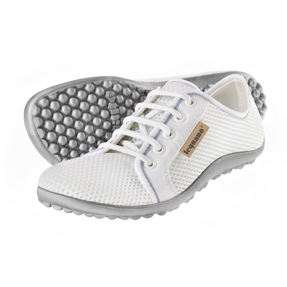 Barfußschuh mit Schnürsenkeln, geschlossener Zehenbox und geschlossenem Fersenbereich, flexible profilierte Sohle, schräge Vorderansicht als Paar