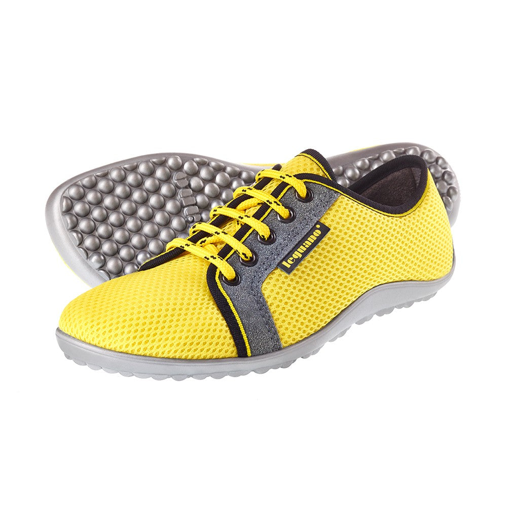 Barfußschuh mit Schnürsenkeln, geschlossener Zehenbox und geschlossenem Fersenbereich, flexible profilierte Sohle, schräge Vorderansicht als Paar