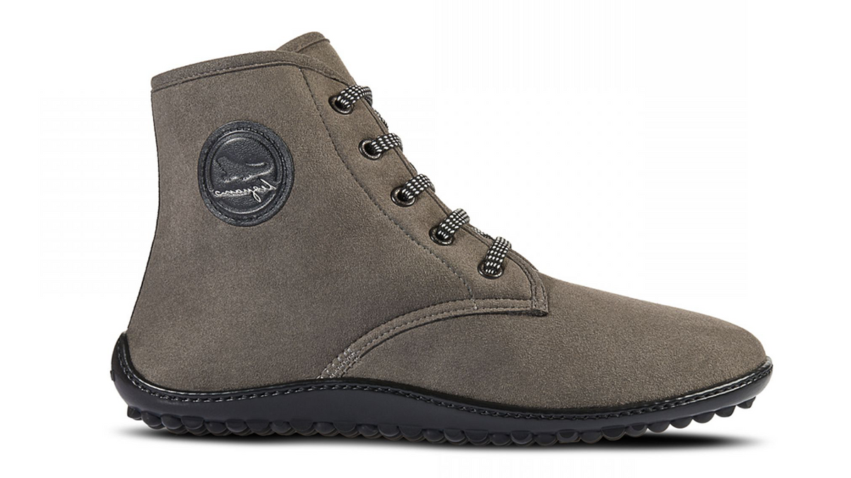 Barfußschuh mit Schnürsenkeln, geschlossener Zehenbox und geschlossenem Fersenbereich, flexible profilierte Sohle, Seitenansicht außen