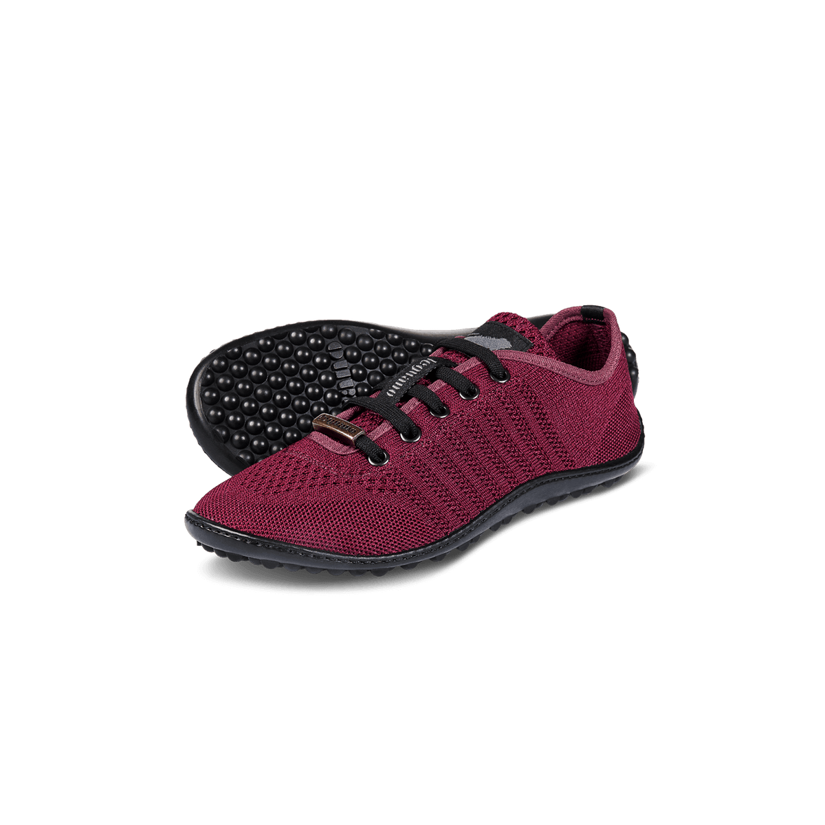 Barfußschuh mit Schnürsenkeln, geschlossener Zehenbox und geschlossenem Fersenbereich, flexible Sohle mit runden Profilnoppen, schräge Vorderansicht als Paar