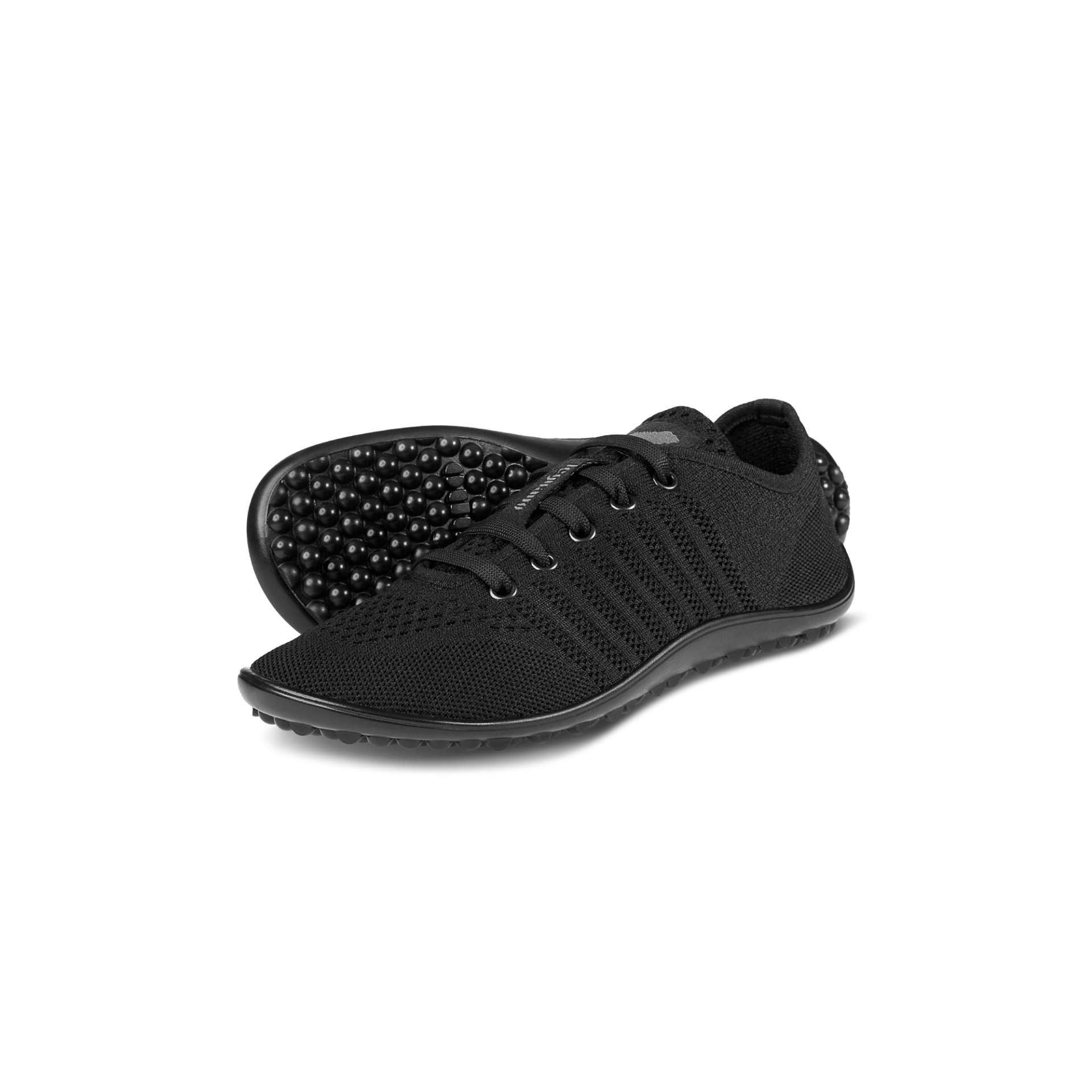 Barfußschuh mit Schnürsenkeln, geschlossener Zehenbox und geschlossenem Fersenbereich, flexible profilierte Sohle, schräge Vorderansicht als Paar