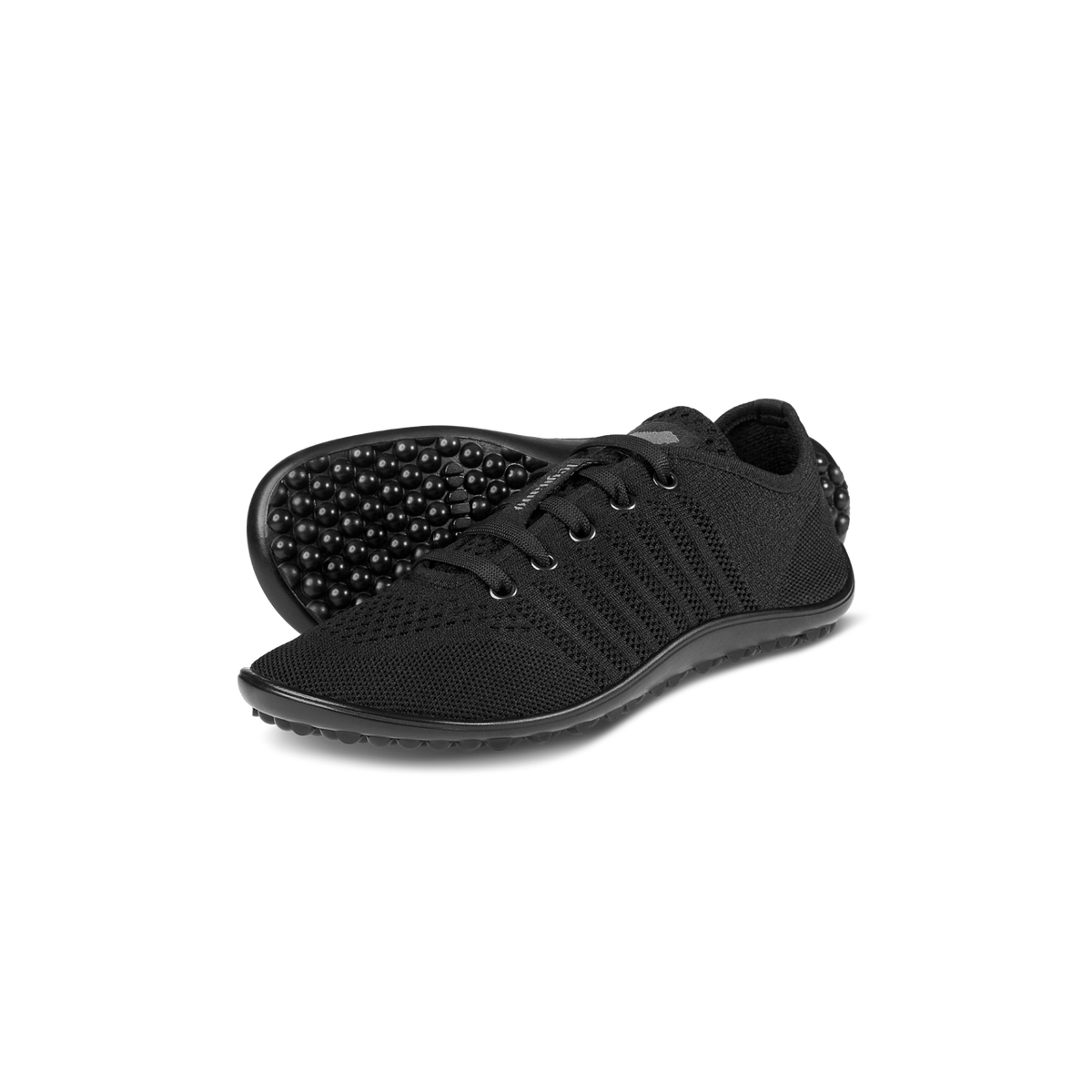 Barfußschuh mit Schnürsenkeln, geschlossener Zehenbox und geschlossenem Fersenbereich, flexible Sohle mit runden Profilnoppen, schräge Vorderansicht als Paar
