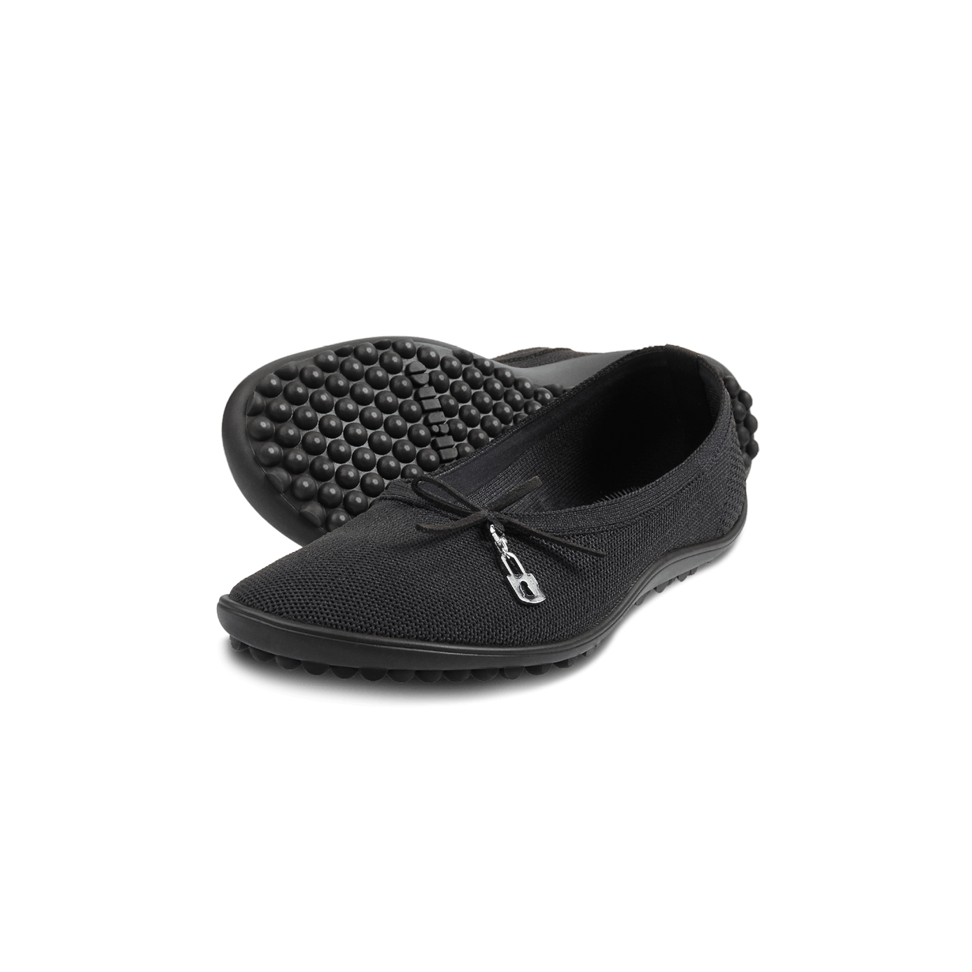 Barfußschuh mit geschlossener Zehenbox und geschlossenem Fersenbereich, elastischer Einstieg mit Schleife, flexible profilierte Sohle, schräge Vorderansicht als Paar