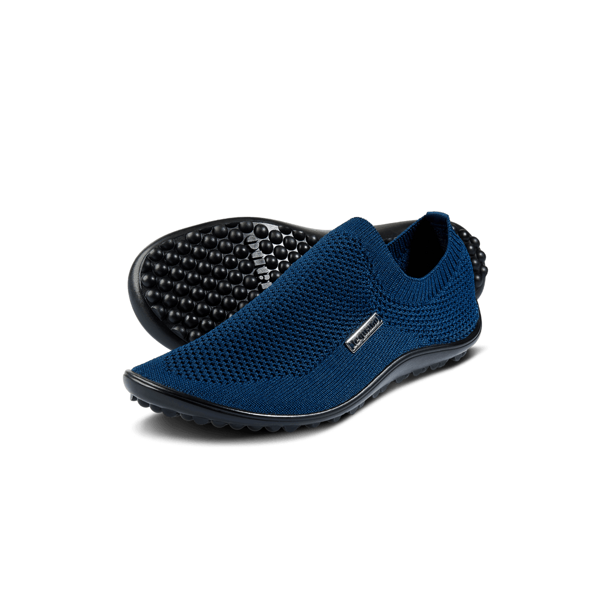 Barfußschuh mit geschlossener Zehenbox und geschlossenem Fersenbereich, elastischer Einstieg ohne Verschluss, flexible profilierte Sohle, schräge Vorderansicht