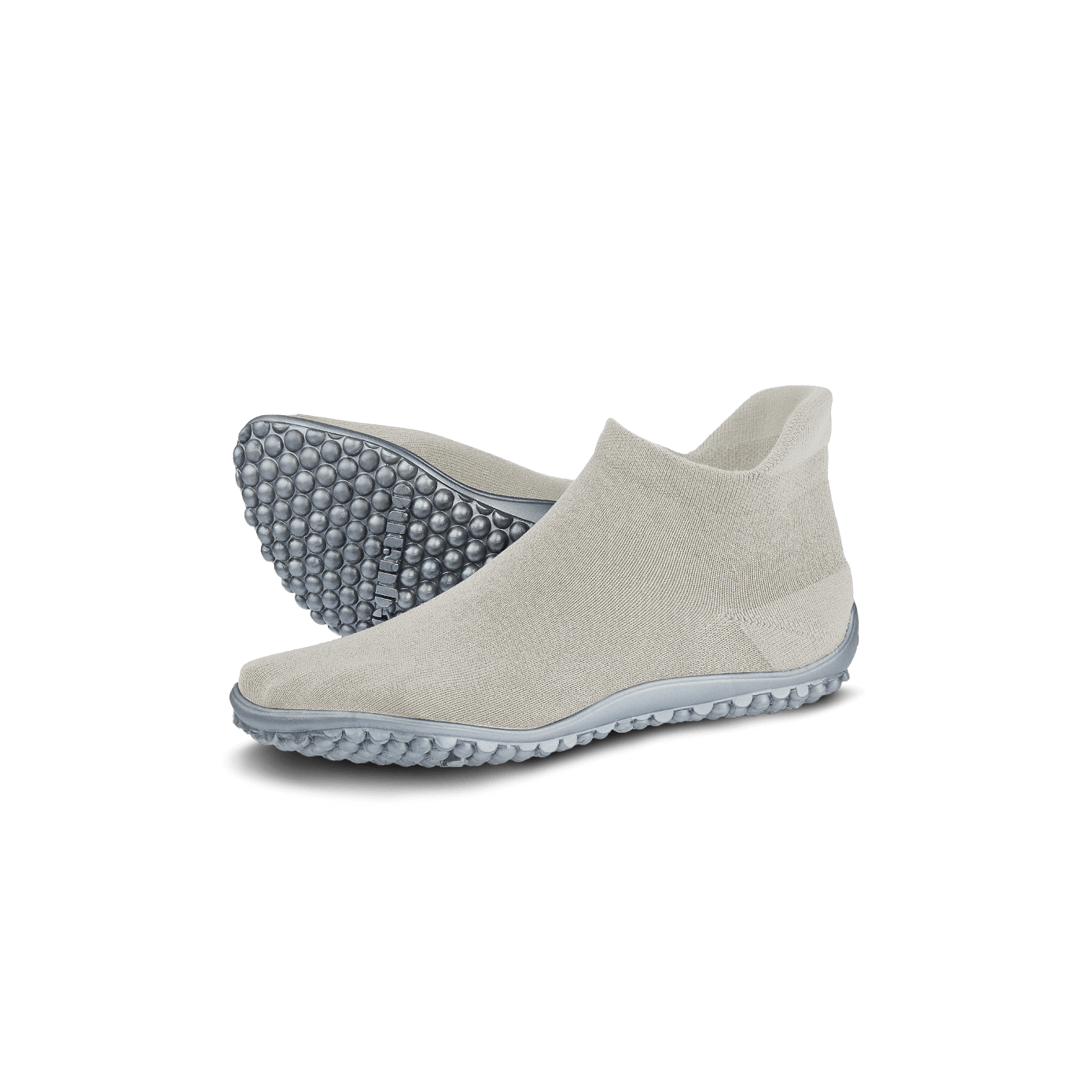 Barfußschuh mit geschlossener Zehenbox und geschlossenem Fersenbereich, elastischer Einstieg ohne Verschluss, flexible profilierte Sohle, schräge Vorderansicht als Paar