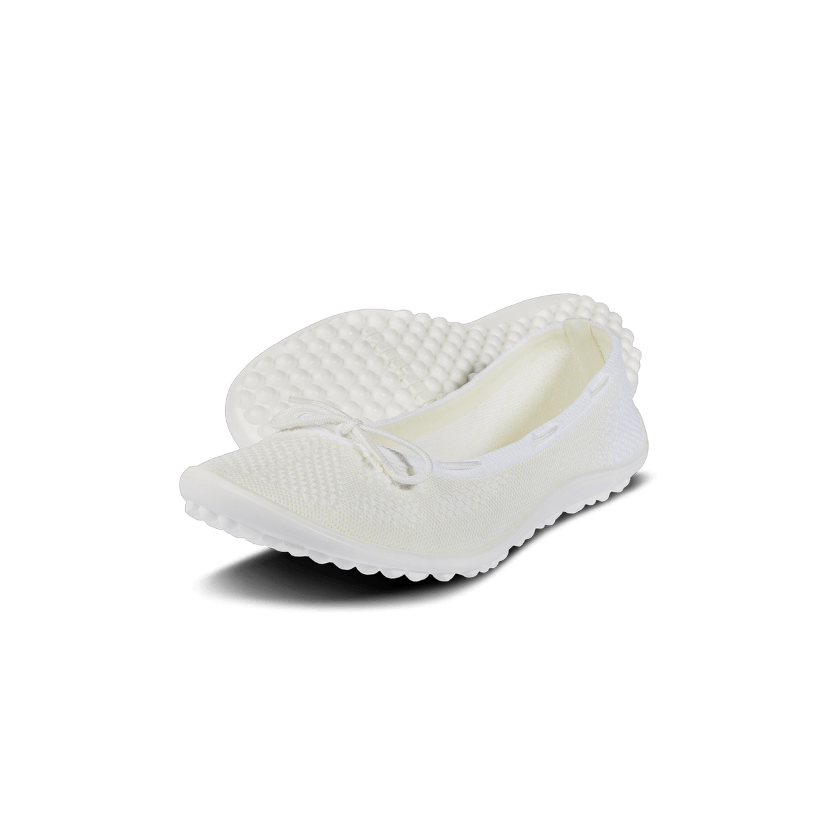 Barfußschuh mit geschlossener Zehenbox und geschlossenem Fersenbereich, elastischer Einstieg mit Schleife, flexible profilierte Sohle, schräge Vorderansicht als Paar