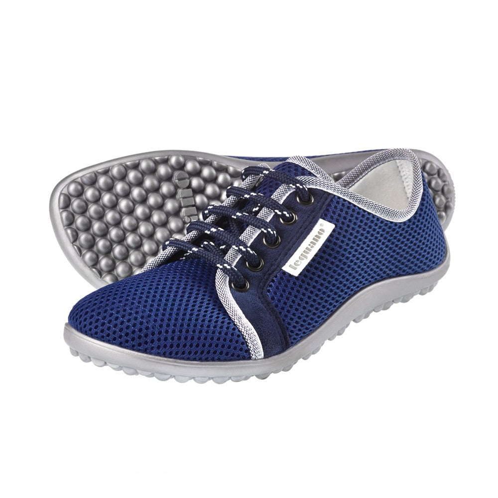 Barfußschuh mit Schnürsenkeln, geschlossener Zehenbox und geschlossenem Fersenbereich, flexible profilierte Sohle, schräge Vorderansicht als Paar