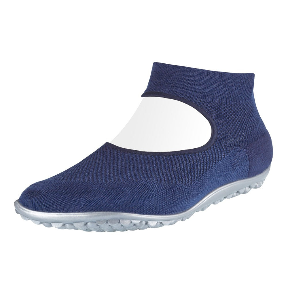Barfußschuh mit geschlossener Zehenbox und geschlossenem Fersenbereich, elastischer Schaft ohne Verschluss, flexible profilierte Sohle, schräge Vorderansicht