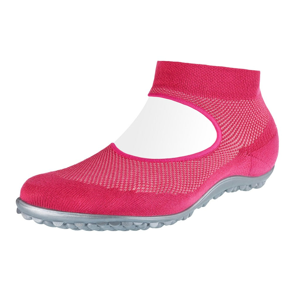 Barfußschuh mit geschlossener Zehenbox und geschlossenem Fersenbereich, elastischer Schaft ohne Verschluss, flexible profilierte Sohle, schräge Vorderansicht