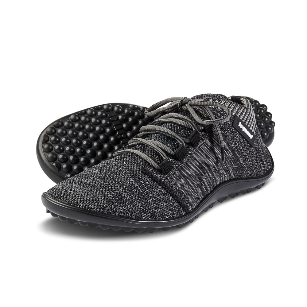 Barfußschuh mit Schnürsenkeln, geschlossener Zehenbox und geschlossenem Fersenbereich, flexible profilierte Sohle, schräge Vorderansicht als Paar