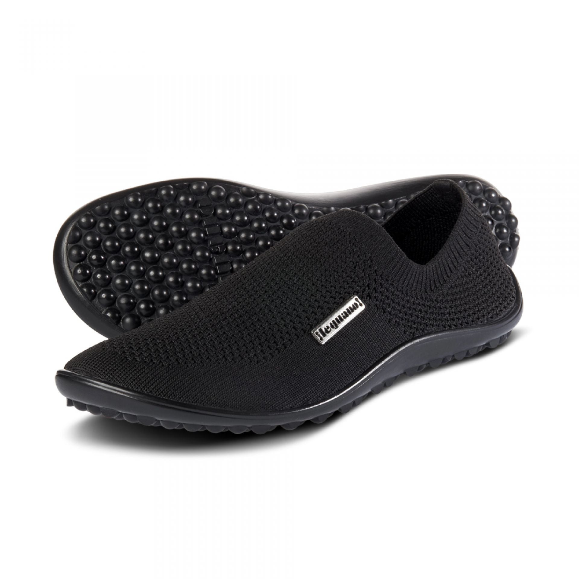 Barfußschuh mit geschlossener Zehenbox und geschlossenem Fersenbereich, elastischer Einstieg ohne Verschluss, flexible profilierte Sohle, schräge Vorderansicht