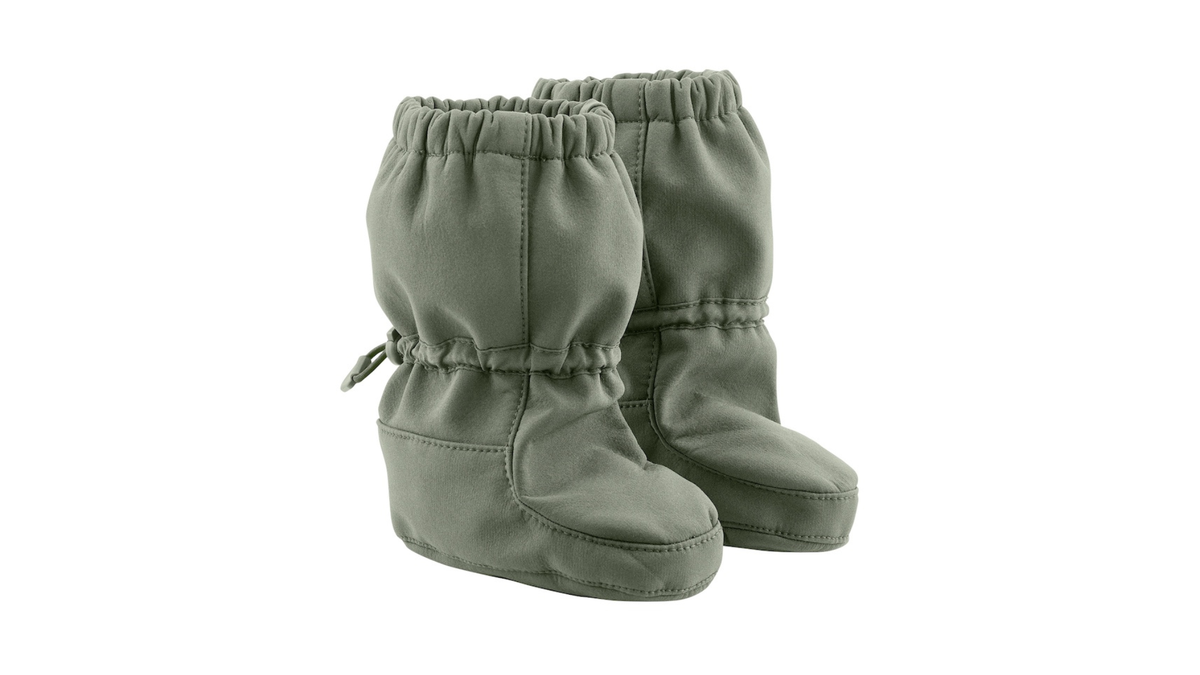 Barfußstiefel für Kinder, geschlossene Zehenpartie, geschlossener Fersenbereich, hoher Schaft mit Gummizug und Stopper, flache Sohle, schräge Vorderansicht als Paar