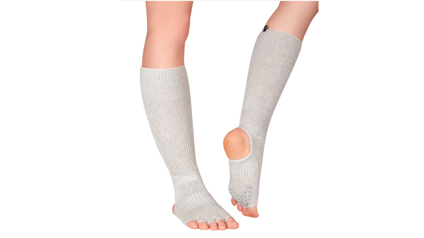 Barfußsocken mit einzelner Zehenführung, wadenhoher Schaft, offene Ferse, schräge Vorderansicht als Paar