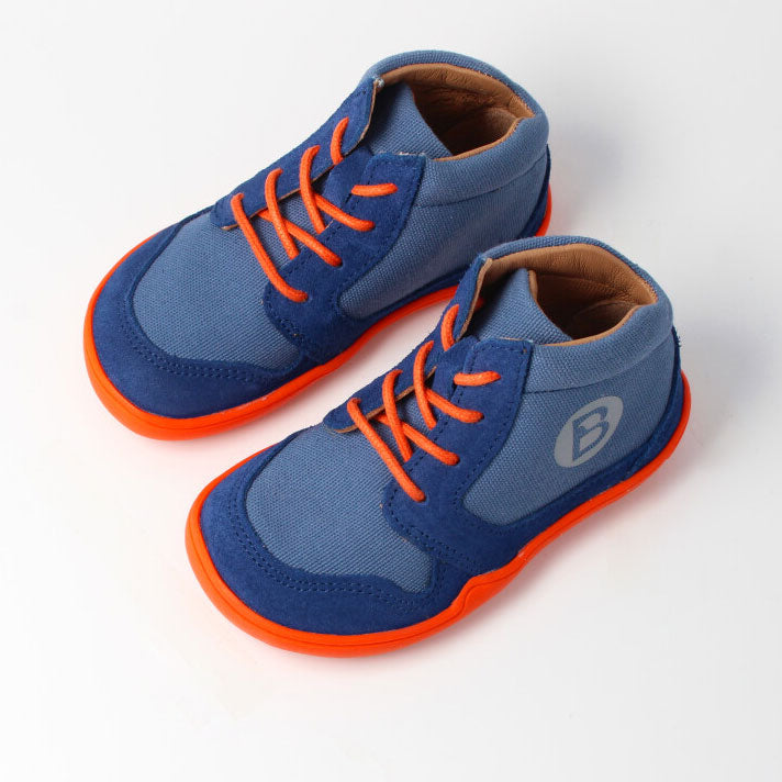 Barfußschuh für Kinder als Paar mit breiter Zehenbox, Schnürung, geschlossener Zehenpartie und geschlossener Ferse, Draufsicht.