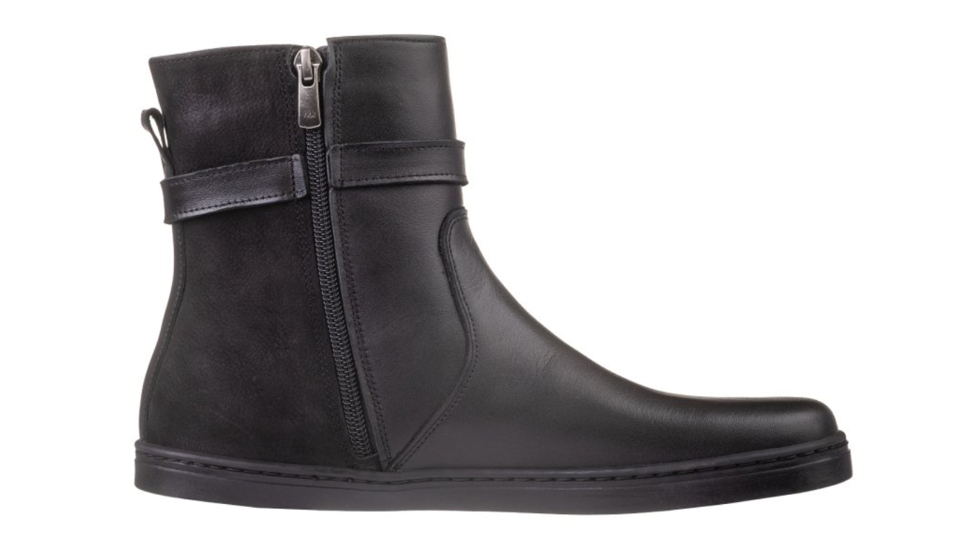 Barfußstiefel mit seitlichem Reißverschluss und Riemen am Schaft, breiter Zehenbox und flacher Sohle, geschlossener Fersenbereich, Seitenansicht außen