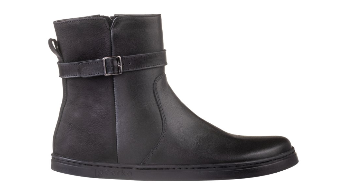 Barfußstiefel mit seitlichem Reißverschluss und Riemen am Schaft, breiter Zehenbox und flacher Sohle, geschlossener Fersenbereich, Seitenansicht außen