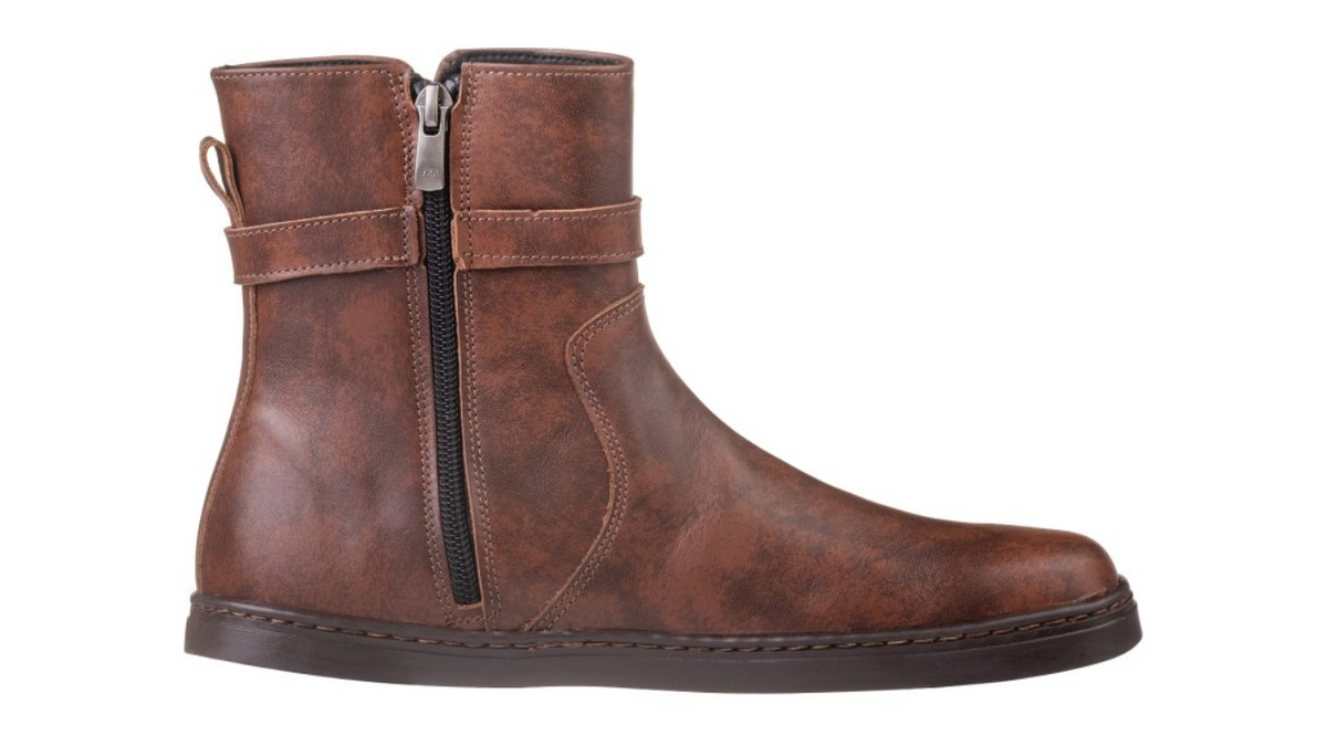 Barfußstiefel mit seitlichem Reißverschluss und Riemen am Schaft, breiter Zehenbox und flacher Sohle, geschlossener Fersenbereich, Seitenansicht außen
