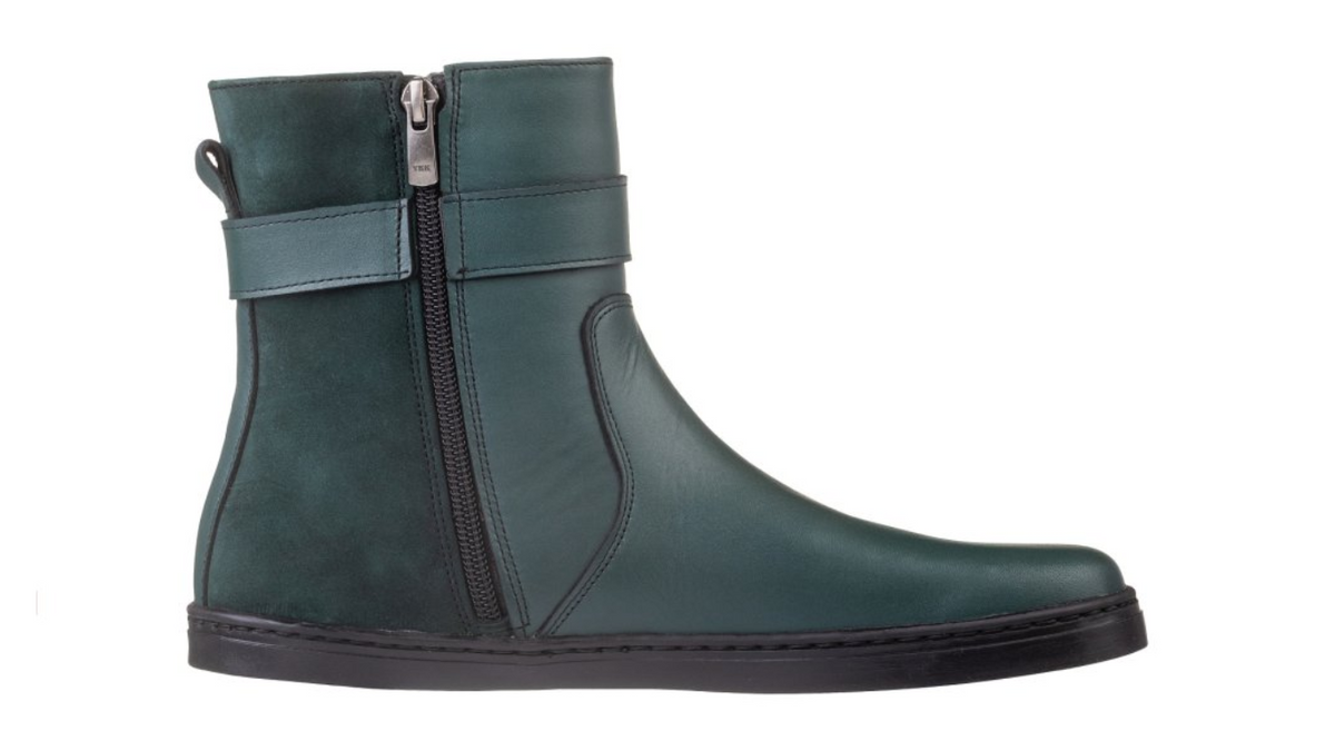 Barfußstiefel mit seitlichem Reißverschluss und Riemen am Schaft, breiter Zehenbox und flacher Sohle, geschlossener Fersenbereich, Seitenansicht außen