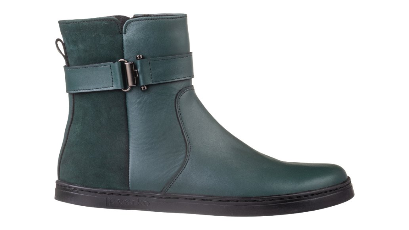 Barfußstiefel mit seitlichem Reißverschluss und Riemen am Schaft, breiter Zehenbox und flacher Sohle, geschlossener Fersenbereich, Seitenansicht außen