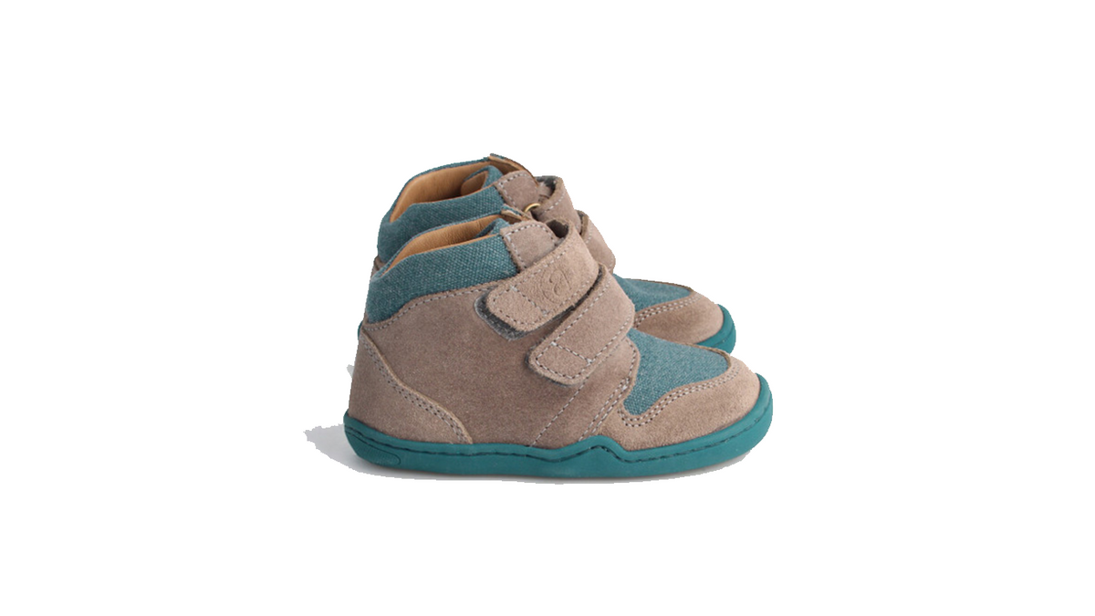 Barfußschuh für Kinder mit breiter Zehenbox, flexibler Sohle und Klettverschluss, knöchelhoch, Seitenansicht außen.