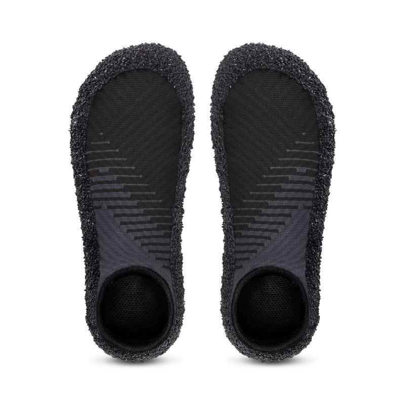Barfußschuhe in Sockenform als Paar mit breiter Zehenbox und strukturierter, flexibler Sohle, Draufsicht
Farbkategorien für den Artikel insgesamt
Schwarz
Grau